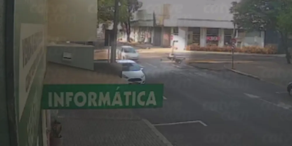 Com o impacto, o motociclista foi arrastado pela moto e acabou parando na calçada de uma farmácia