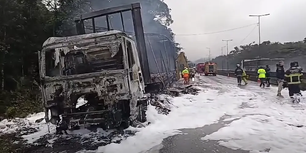 O veículo foi danificado em decorrência do incêndio