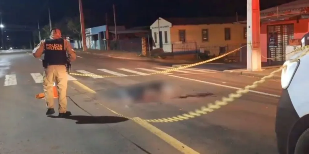 Polícia Militar isolou a rua Leonardo Da Vinci após caso de homem morto a facadas em Cascavel