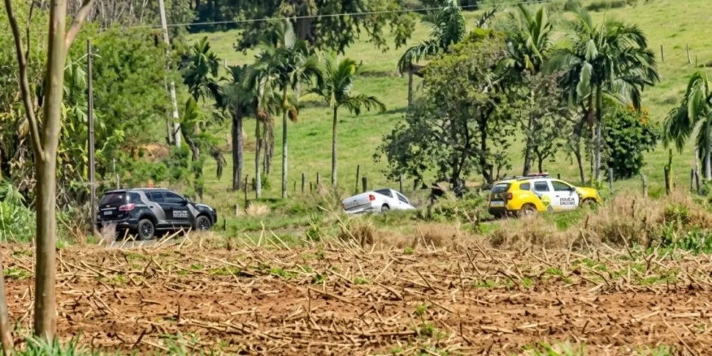 Durante a fuga, após a ponte do Rio Piquiri, o homem colidiu a caminhonete que dirigia contra um barranco e abandonou o veículo