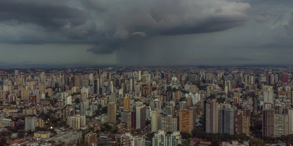 A possível formação de um ciclone extratropical no Sul do Brasil, prevista para sexta-feira (23), pode intensificar as instabilidades durante o fim de semana
