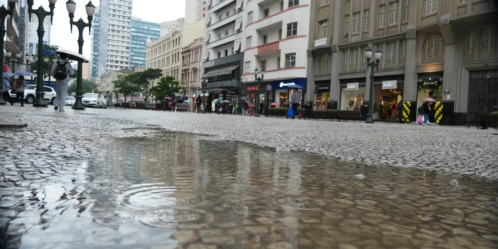 Apesar do afastamento das áreas mais severas, o Paraná permanece com bastante nebulosidade e condições para chuva
