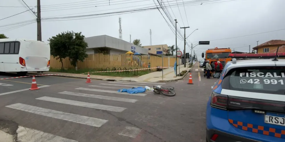 A ciclista sofreu ferimentos graves e, apesar do atendimento, a médica que esteve na ocorrência constatou o óbito no local