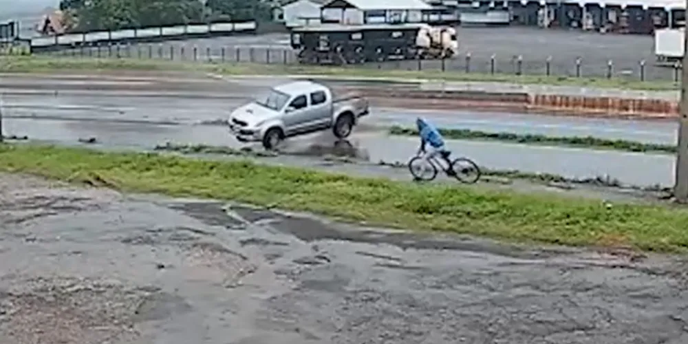 Ele conseguiu saltar da bicicleta instantes antes de ser atingido