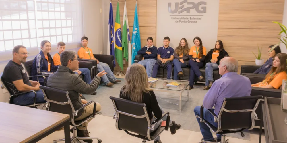 Estudantes e professores do Caar-UEPG recebidos no Gabinete da Reitoria pelo reitor Ivo Mottin Demiate após a conquista do primeiro lugar na etapa regional do Ideathon 2026