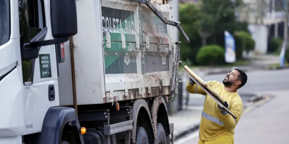 A SMMA dispõe de dois caminhões graneleiros e um caminhão-caçamba para os recolhimentos