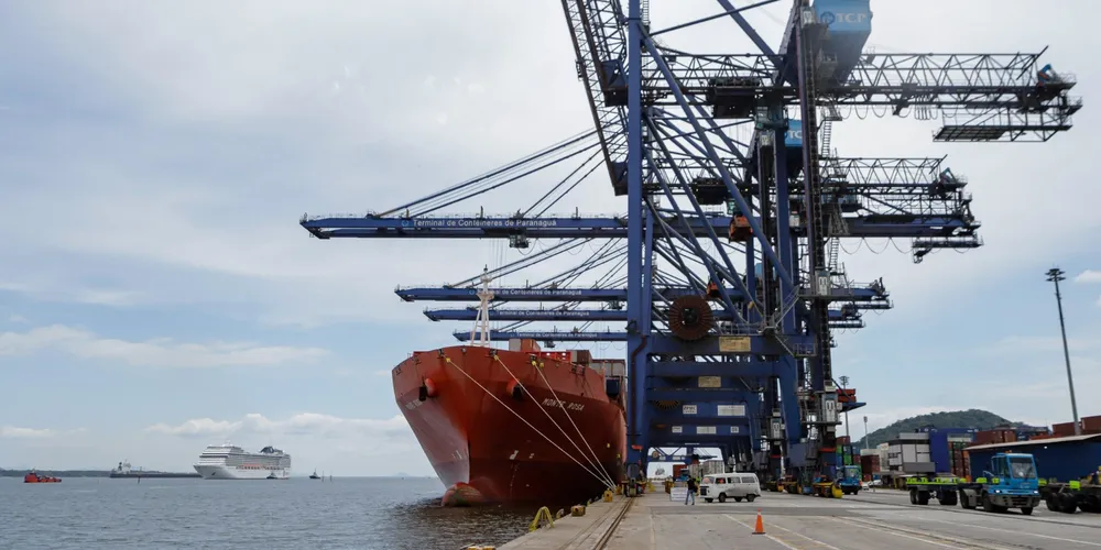 Movimentação constante no Porto de Paranaguá reflete o crescimento das exportações e a diversificação de mercados do Estado do Paraná em 2026