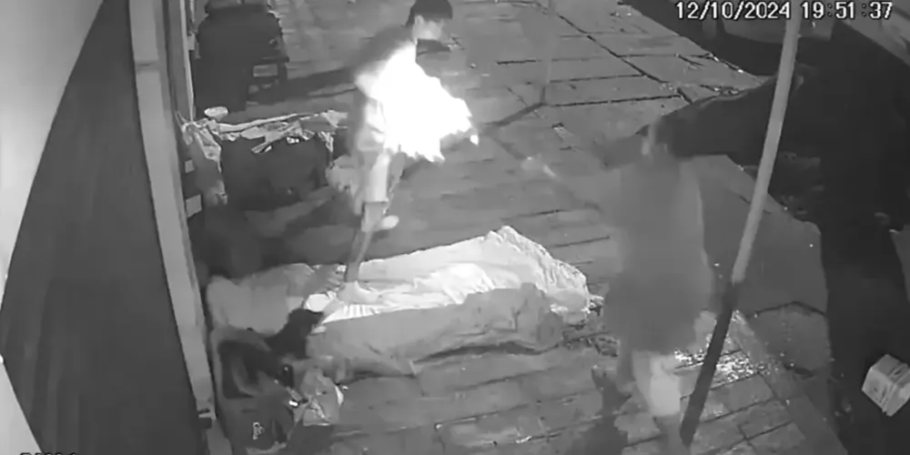 Imagem mostra momento em que homem tenta atear fogo em morador de rua