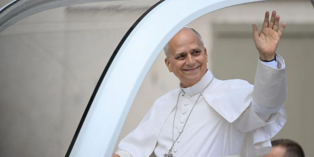 No papamóvel aberto, o pontífice acenou aos peregrinos e abençoou bebês durante o trajeto