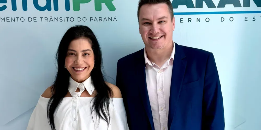 A presidente do Departamento de Trânsito do Paraná (Detran-PR), Viviane da Paz Carvalho, e o presidente do Conselho Regional dos Despachantes Documentalistas do Estado do Paraná (CRDD-PR), Douglas Bienert