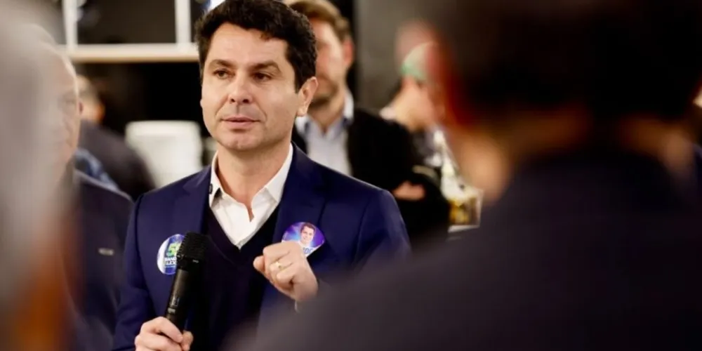 Candidato Alexandre Curi posiciona-se após apuração no Paraná