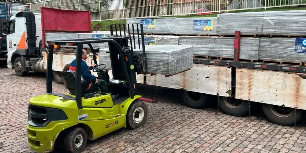 Quatro caminhões-baú e duas carretas serão encaminhados com itens de ajuda humanitária