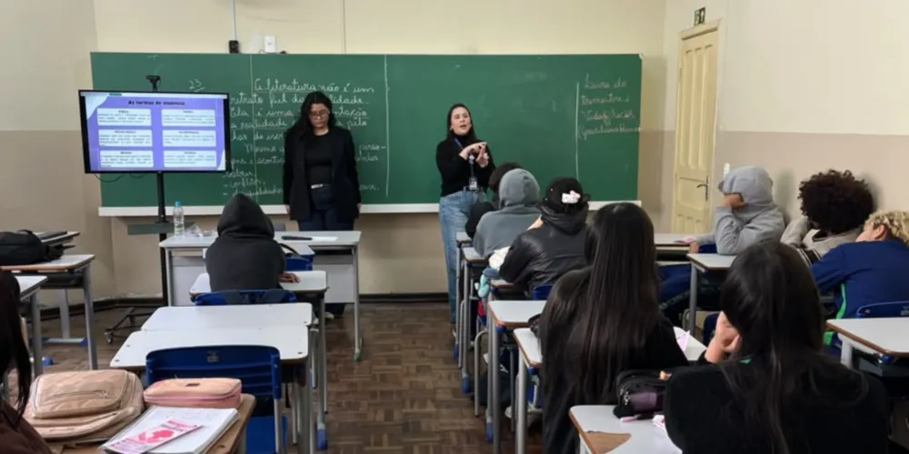 A equipe apresentou no Colégio Estadual Regente Feijó as formas de violência contra a mulher reconhecidas em lei