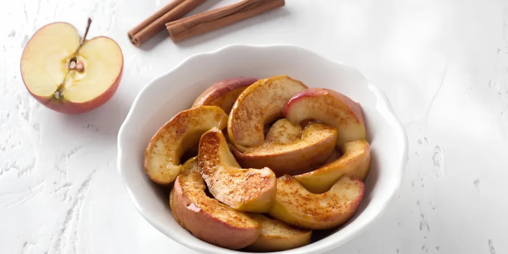 A presença de fibras faz da fruta cozida uma opção interessante para quem busca manter o funcionamento intestinal