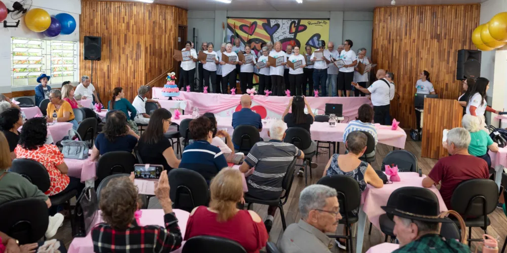 Os participante receberam uma apresentação do coral “Tocando em Frente”