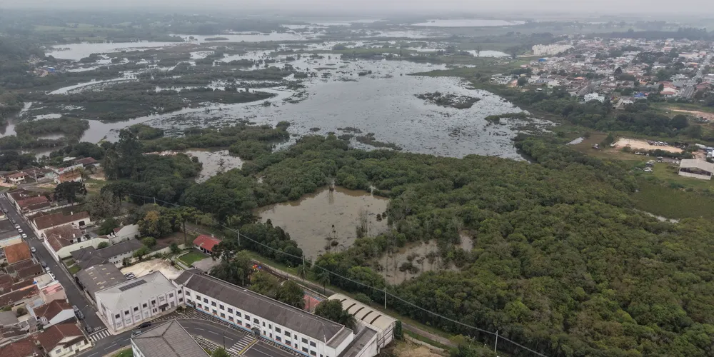 Segundo o boletim, ainda nesta sexta-feira há previsão de temporais localizados, pancadas de chuva, rajadas de vento e descargas elétricas, com risco de alagamentos pontuais e interrupções no fornecimento de energia