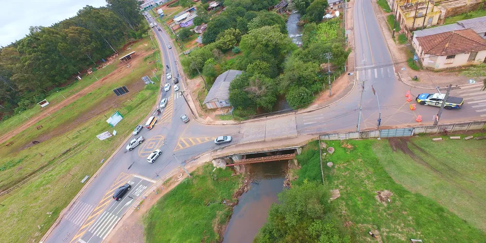 A intervenção prevê a retirada integral do asfalto existente e a implantação, pela primeira vez, de pavimentação em concreto