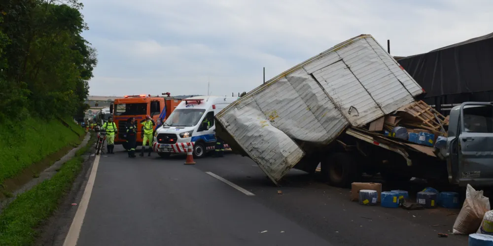 A rodovia permanece totalmente bloqueada no km 219