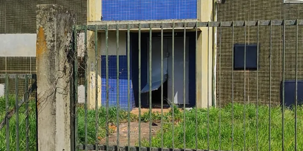 Dupla presa arrombou a porta do imóvel