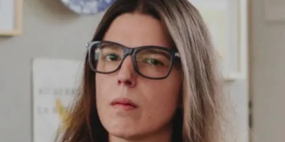 Psicóloga e psicoterapeuta, Camila também trabalhou como produtora na Conspiração Filmes e atuou como DJ de música brasileira.