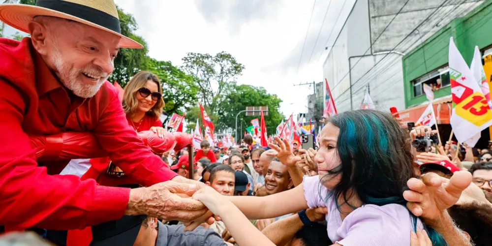 Presidente Luiz Inácio Lula da Silva (PT) com apoiadores