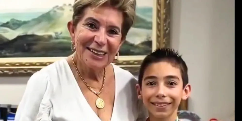 Prefeita Elizabeth Schmidt (PL) e o aluno Murilo Pereira Campagnaro