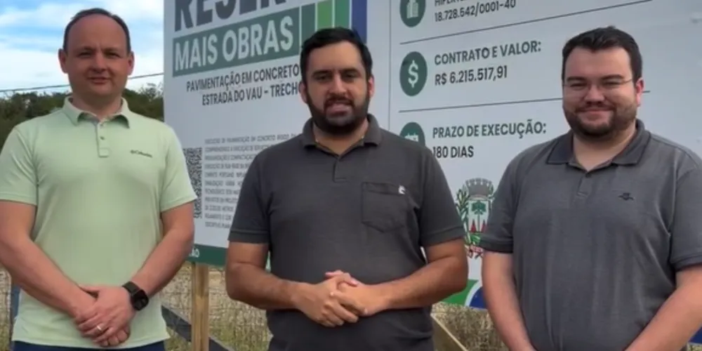 Prefeito de Reserva, Lucas Machado, com o secretário de Planejamento, Lucas Bergmann, e o proprietário da empresa Hipertex, Leonardo