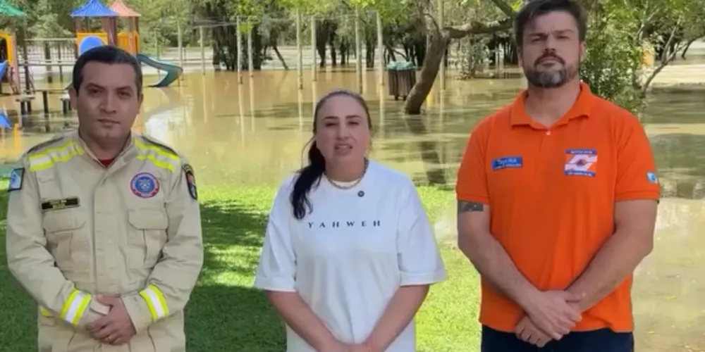 Prefeita Fernanda Sardanha, ao lado do coordenador da Defesa Civil, Tiago Huk, o Cabo Tiago Bedin, representando o Corpo de Bombeiros