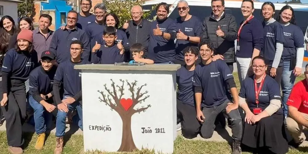 Voluntários do projeto Expedição Teen reunidos após revitalização da praça