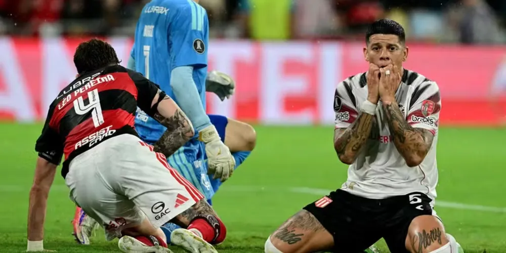 Marcos Rojo atua pelo Estudiantes durante o empate em 0 a 0 contra o Flamengo na semifinal da Libertadores