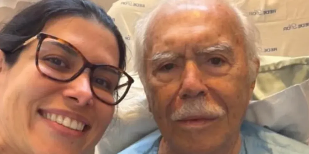 O ex-presidente José Sarney recebeu alta neste sábado (17)