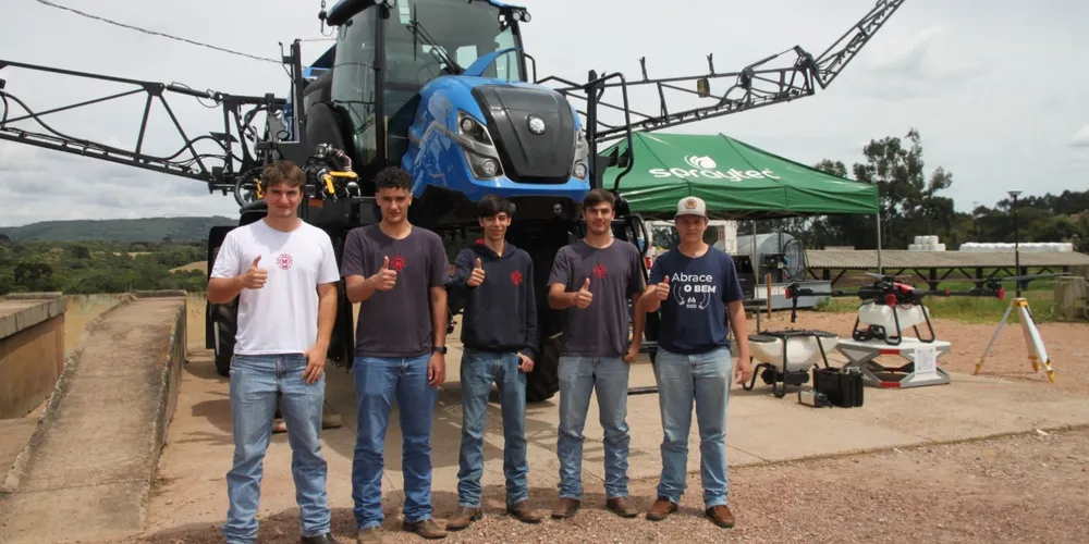 Estudantes do Instituto Cristão Mackenzie apresentam equipamentos de tecnologia agrícola e experimentos científicos durante a 5ª Expo ICMack, em Castro