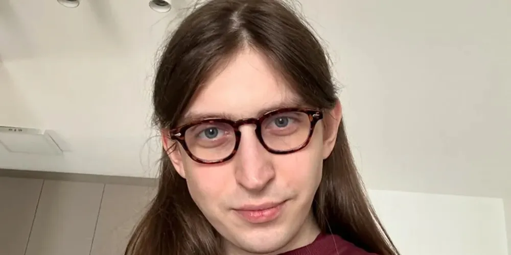 Com o Título de Eleitor cancelado por falta de comparecimento às urnas, influenciador Felca é criticado nas redes ao retornar à internet com vídeo sobre fobia social