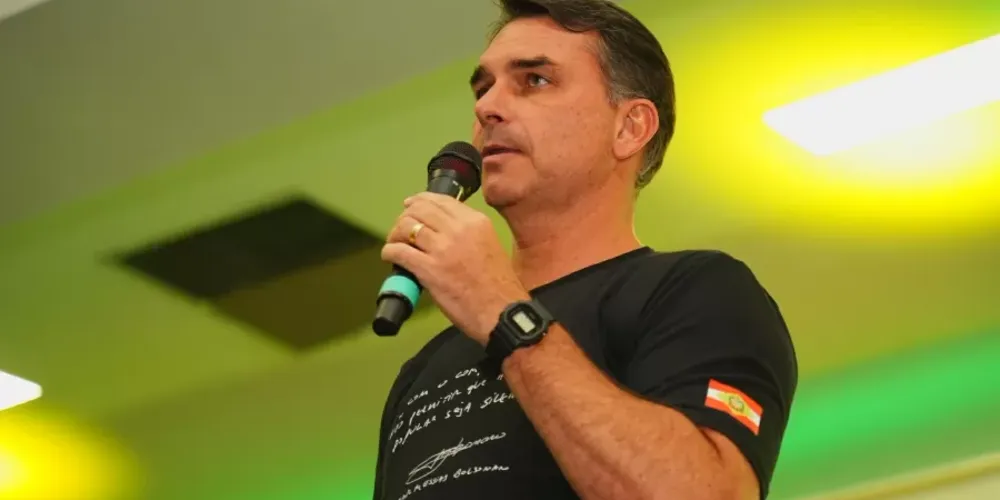 Flávio Bolsonaro em evento de campanha em Chapecó (SC)