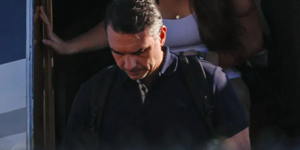 Senador Flávio Bolsonaro (PL-RJ) descendo de avião