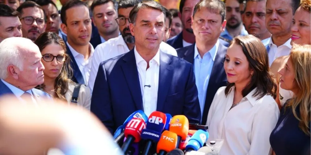 Flávio Bolsonaro afirmou que pretende manter o Bolsa Família e ampliar os serviços do Farmácia Popular