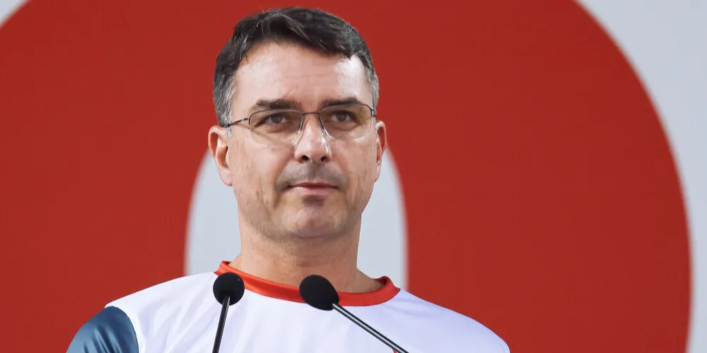 O senador Flávio Bolsonaro (PL-RJ) em agenda na Itália em 2025