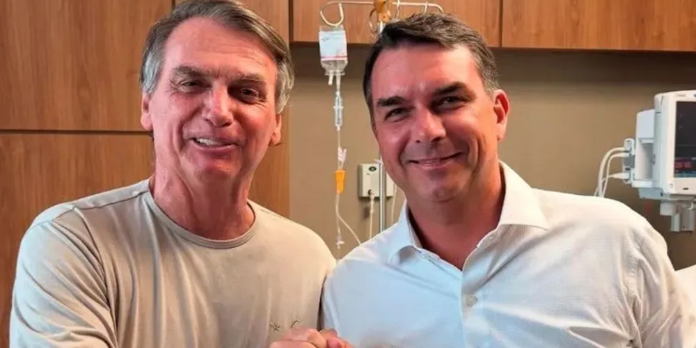 O senador Flávio Bolsonaro (PL) e o ex-presidente Jair Bolsonaro em aparição conjunta