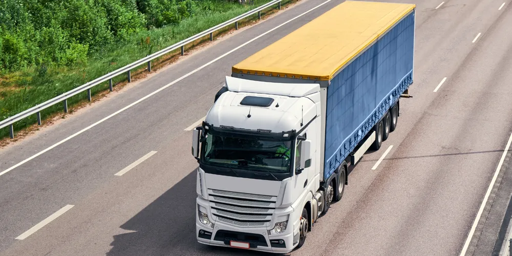 Caminhões transportam grãos em corredor logístico rumo aos portos brasileiros, em período marcado pela alta do diesel e movimentação de insumos