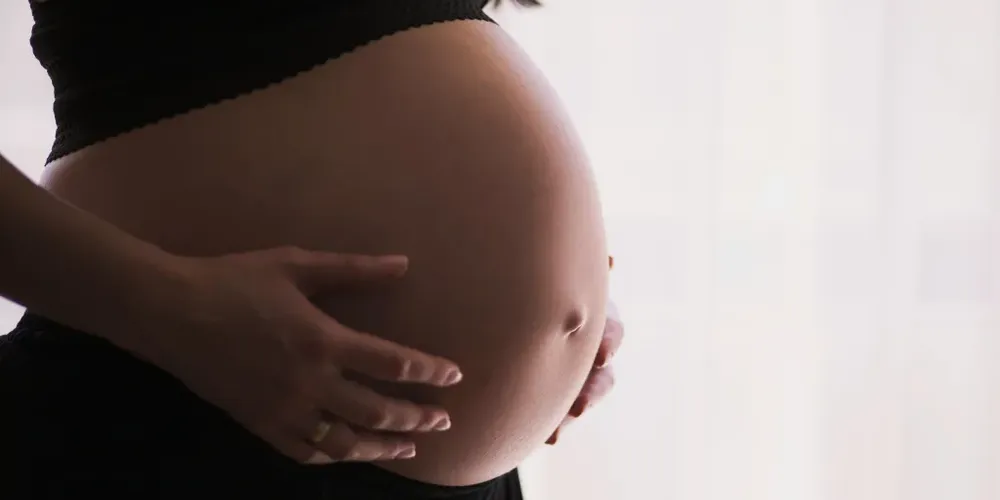 A defesa da mulher envolvida no caso afirma que ela perdeu o bebê devido à confusão em Curitiba