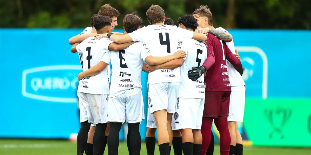 Equipe sub-20 do Fantasma se abraça após grande vitória no Rio Grande do Sul