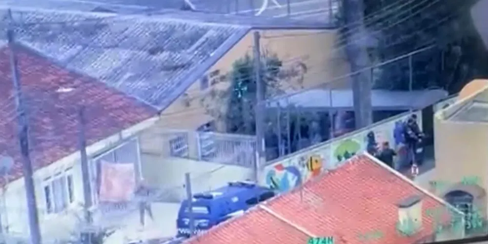 Helicóptero Falcão 13, da Polícia Militar, presta apoio à operação no CMEI São Braz, em Curitiba, nesta sexta-feira (9)