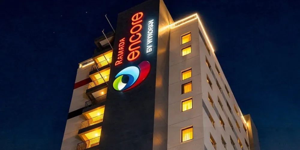 O hotel Ramada Encore by Wyndham em Ponta Grossa à noite