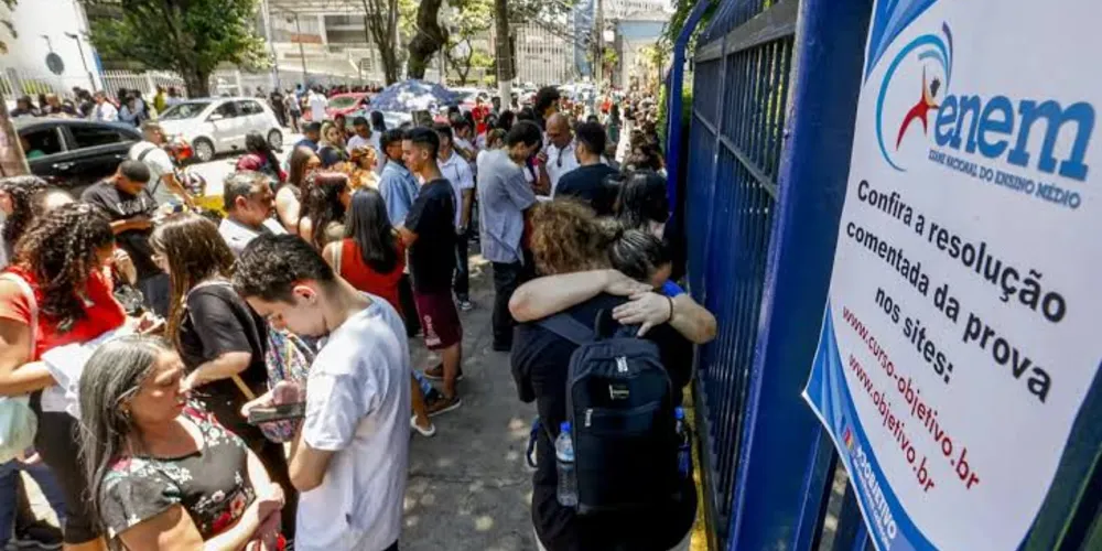 Alunos esperando para fazer o Enem