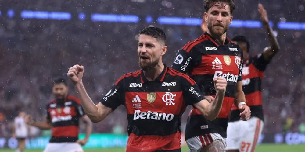 Jorginho comemorando gol com Léo Pereira na Libertadores