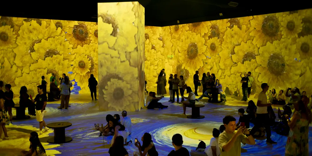 A exposição reúne obras célebres do artista holandês Vincent van Gogh, como Autorretratos, A Noite Estrelada, Quarto em Arles, Girassóis e Amendoeira em Flor