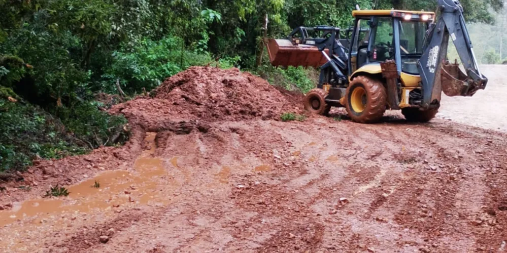 Entre as decisões preventivas adotadas, a Secretaria Municipal de Educação determinou a suspensão por tempo indeterminado do transporte escolar rural em todo o município