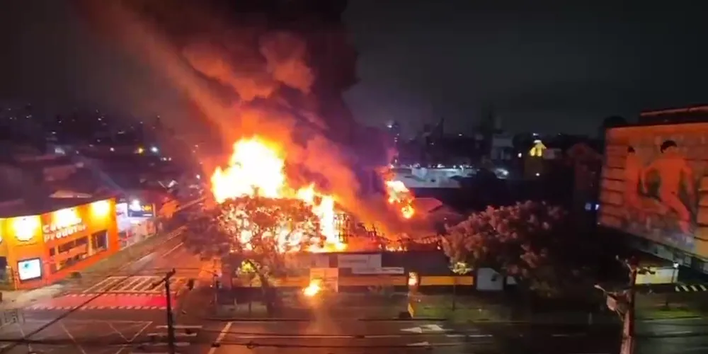 O fogo começou por volta das 00h40 deste sábado (05)