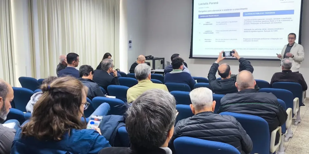 Representantes de indústrias e entidades reunidos na sede da Ocepar, em Curitiba, para debater o Plano de Desenvolvimento da Cadeia Produtiva do Leite no Paraná