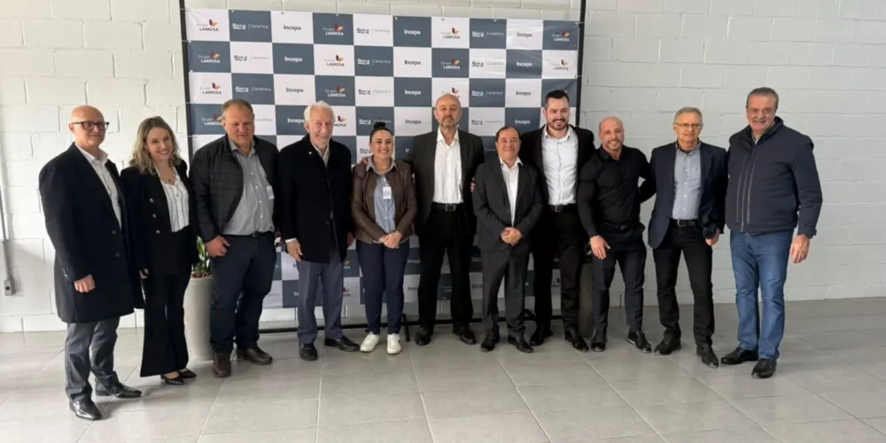 O anúncio contou com a presença do governador, da prefeita e vice-prefeito do município e do diretor-geral do Grupo Lamosa no Brasil